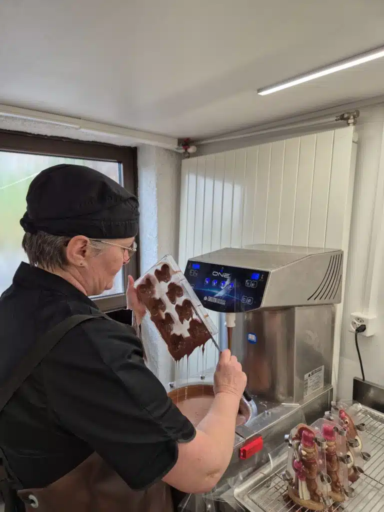 Christine Chollet qui travaille le chocolat des lapins de Pâques